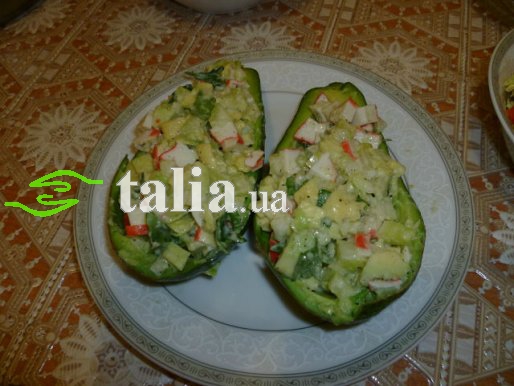 Рецепт. Салат с авокадо и крабовыми палочками