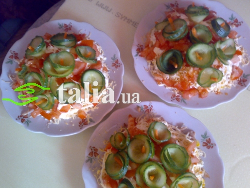 Рецепт. Салат с копчёным сыром, помидорами и огурцами