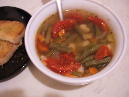 Рецепт. Фасолевый суп с помидорами и гренками