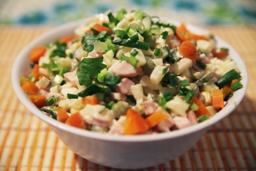 Рецепт. Классический салат оливье с колбасой (СССР)