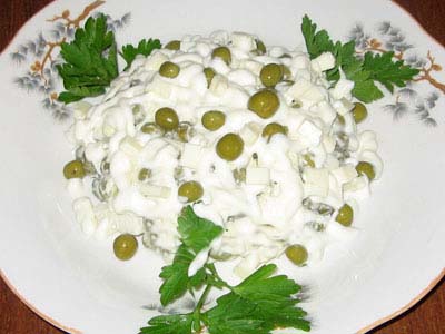 Рецепт. Острый салат с чесноком и зеленым горошком