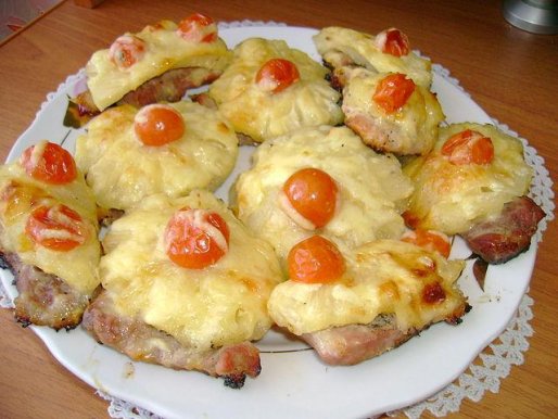 Рецепт. Мясо с ананасами и помидорами