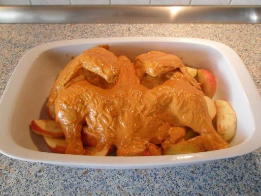 Рецепт. Курица с яблоками под соусом