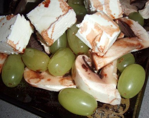 Рецепт. Салат с шампиньонами, виноградом и фетой