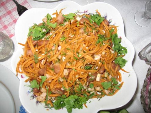 Рецепт. Салат с фасолью, копченым мясом и морковью по-корейски