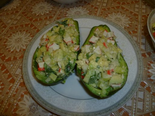 Рецепт. Салат с авокадо и крабовыми палочками