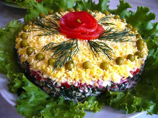 Рецепт. Слоеный салат с курицей, грибами и помидорами