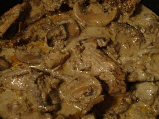 Рецепт. Куриное филе с грибами в сливочно-ореховом соусе