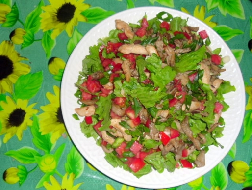 Рецепт. Салат без майонеза с жареным куриным филе