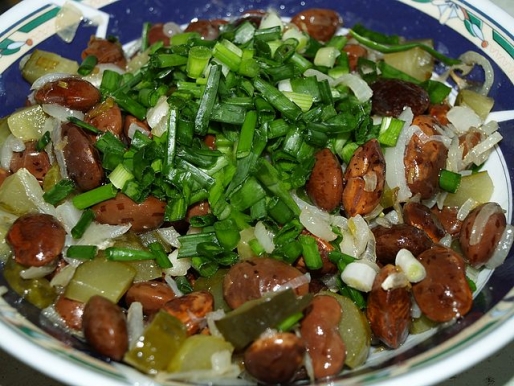 Рецепт. Салат из фасоли и соленых огурцов